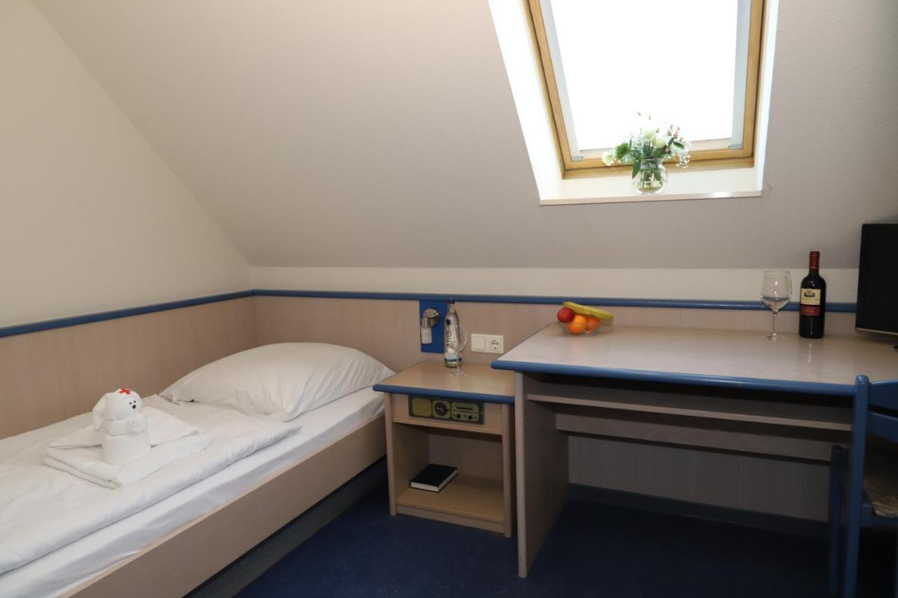 Smart Hostel By Landgasthof Velber 24H7D Seelze Exterior foto